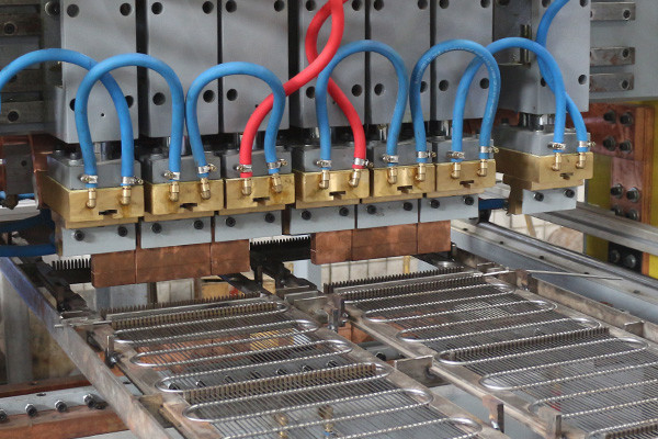 Hwashi Full Automatic Steel Wire Mesh Condensador Tubos de cobre Buddy e Máquina de Soldadura Multi-Ponto