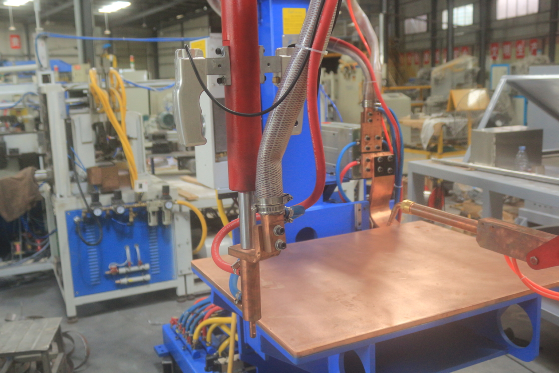 Resistência Multi Point Rocker Arm Table Seamless Desktop Platform Spot Welding Machine para armário de distribuição de metal