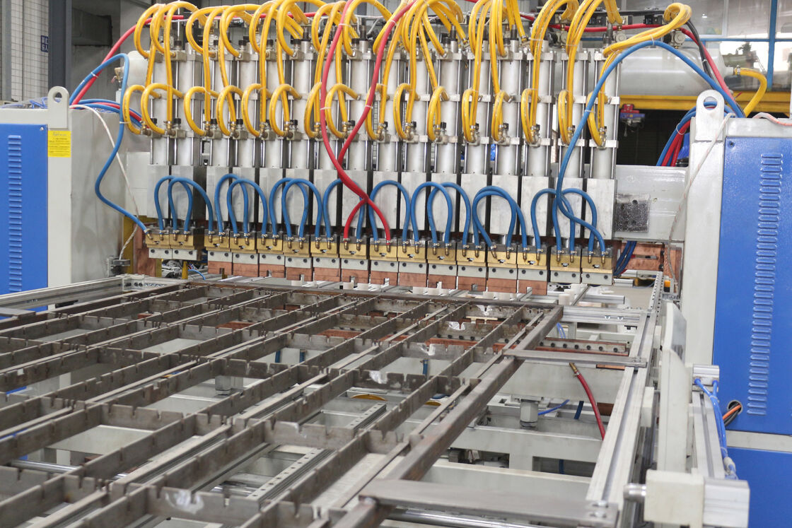 Máquina de Soldagem Automatizada de Alta Velocidade para Condensadores de Refrigerador com Linha de Produção de Condensadores de Tubo de Arame Personalizável e Soldagem e Dobramento Integrados